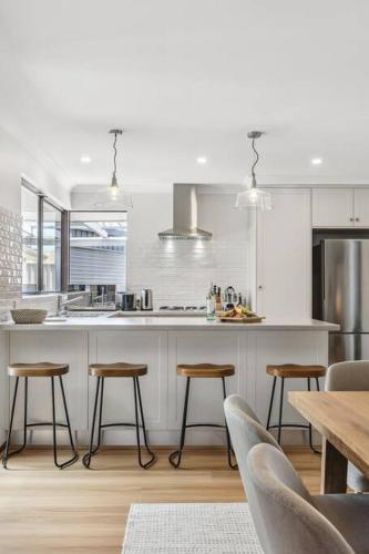 Sea La Vie Pet Friendly Coastal Chic Broadwater Retreat — hotel in Broadwater