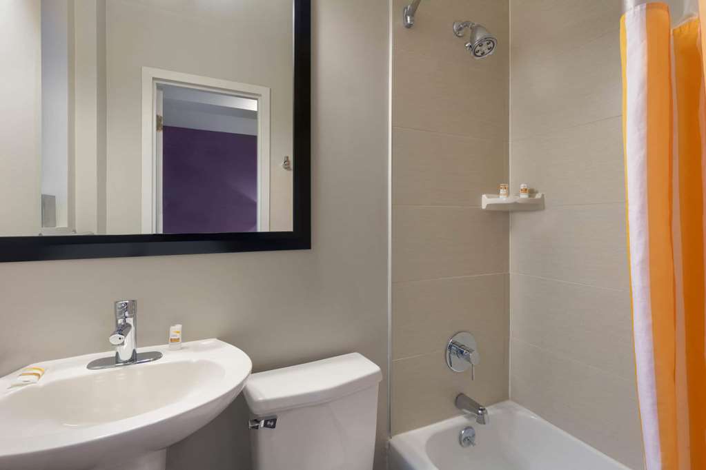 La Quinta Inn & Suites by Wyndham New York City Central Park - photo 23