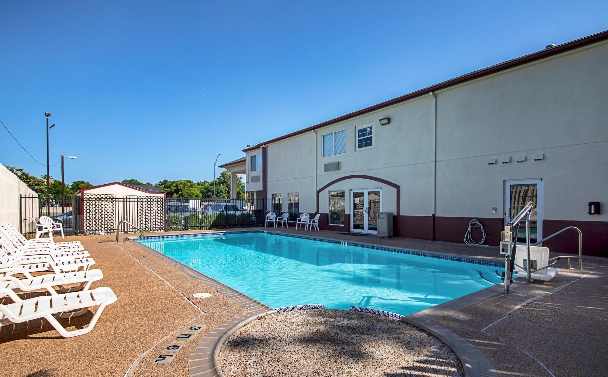 Red Roof Inn San Marcos - photo 2