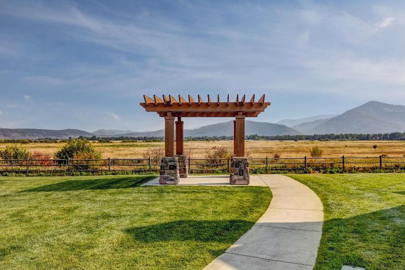 Fox Pointe At Redstone By Lespri Management in Bridgeport, United States