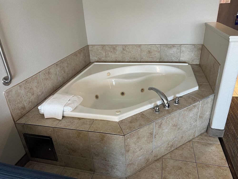 Holiday Inn Express Hotel & Suites Beatrice by IHG - photo 20