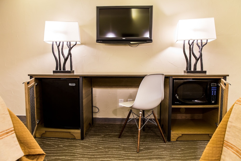 Fredericksburg Inn & Suites - photo 8