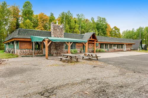 The Bear Lodge — 4-Star Luxury Hotel in Winchester, United States