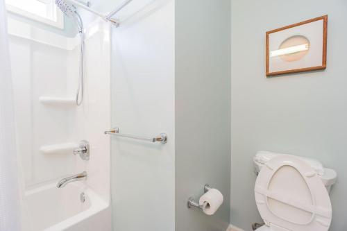 Yorkshire by Oak Island Accommodations - photo 36