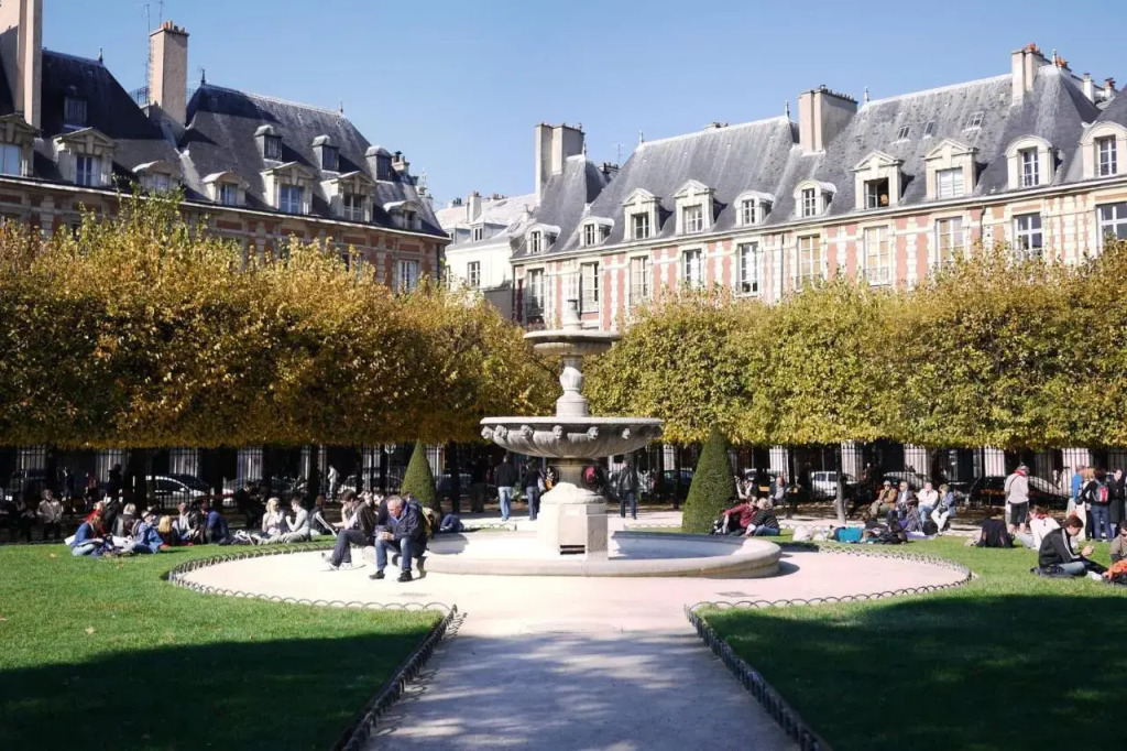 Into Paris Appartement Coeur du Marais — 4-Star Luxury Hotel in Paris, France