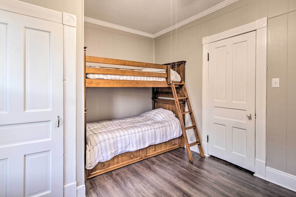 Mtn Views and Idyllic Setting Clifton Forge Retreat pet-friendly hotel Clifton Forge