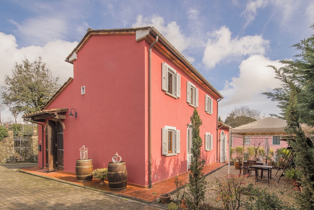 Casa Michela Casalguidi Garden Wifi — 4-Star Luxury Hotel in Serravalle Pistoiese, Italy