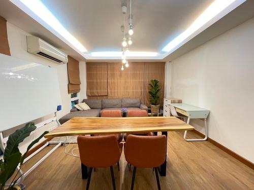 Modern 5 Bedroom Townhome near MRT and Local Charm