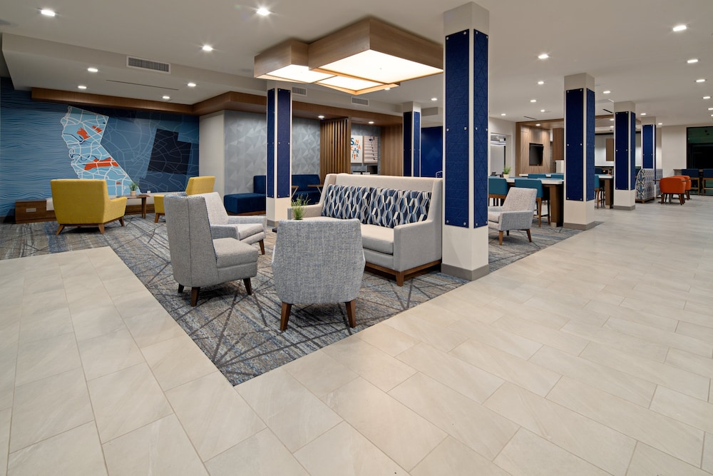 Holiday Inn Express & Suites Valencia Santa Clarita by IHG - photo 5