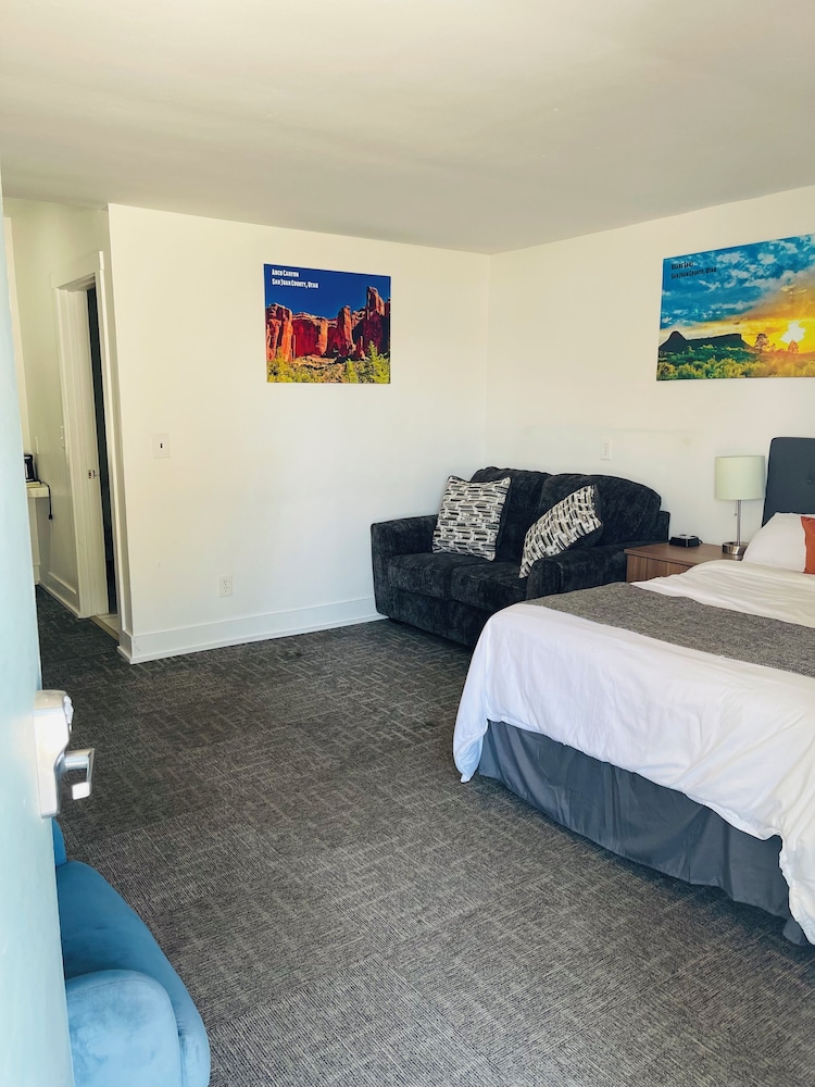 Blue Sage Inn & Suites - photo 17