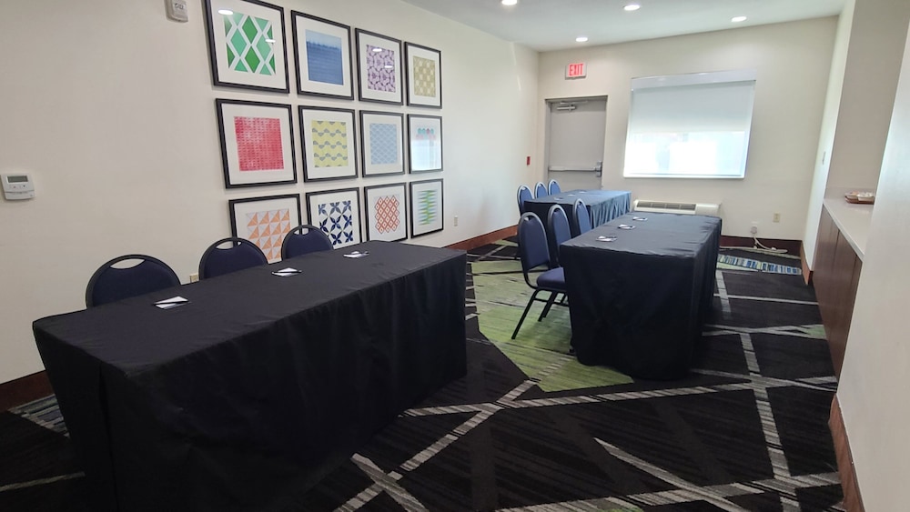 Holiday Inn Express and Suites San Antonio NW near - photo 49