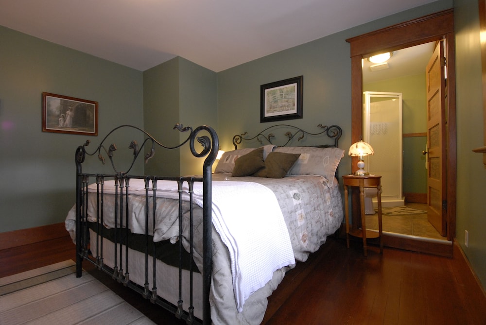Phoenix House B&B — Stettler — photo 2