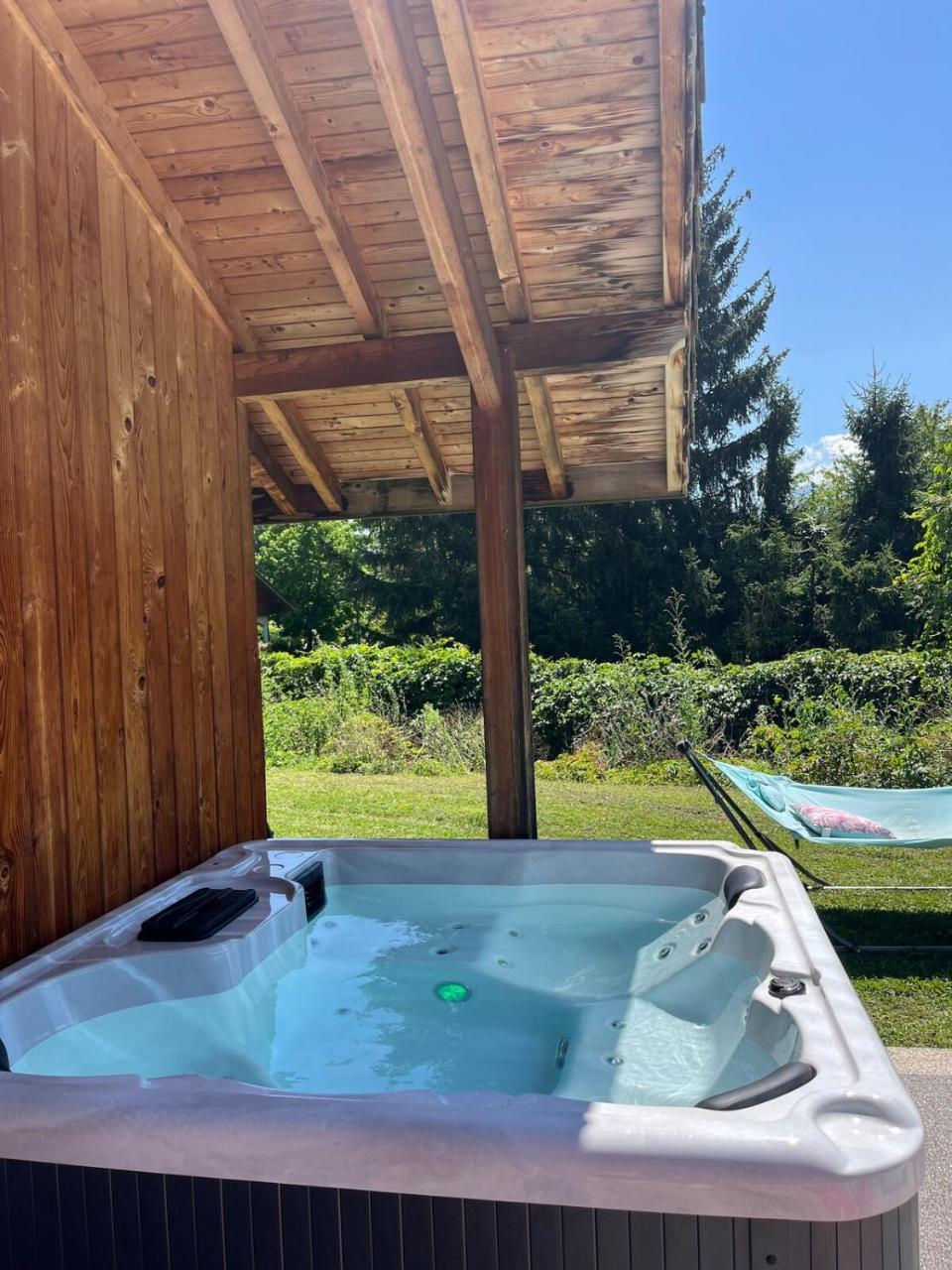 Charmant Logis Entre Lac Et Montagnes — 4-Star Luxury Hotel in Doussard, France