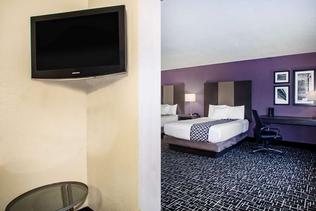 La Quinta Inn & Suites by Wyndham Pontoon Beach - photo 36