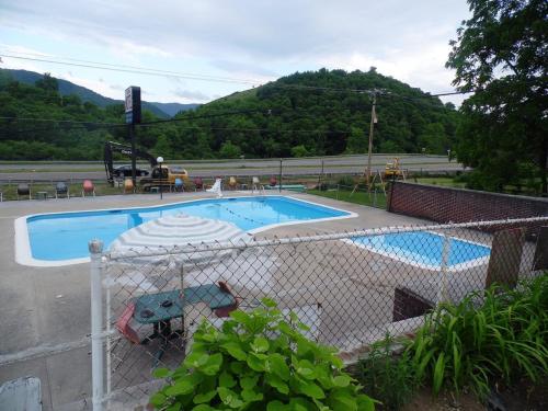 Tazewell Motel - photo 8