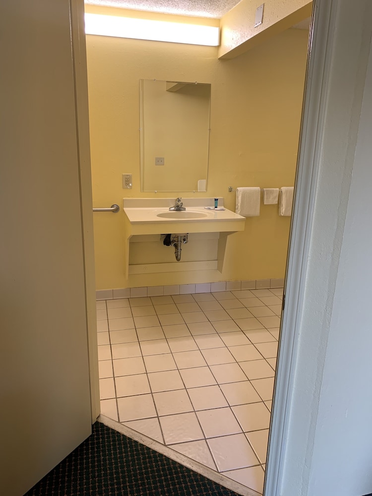 Relax Inn & Suites - photo 14