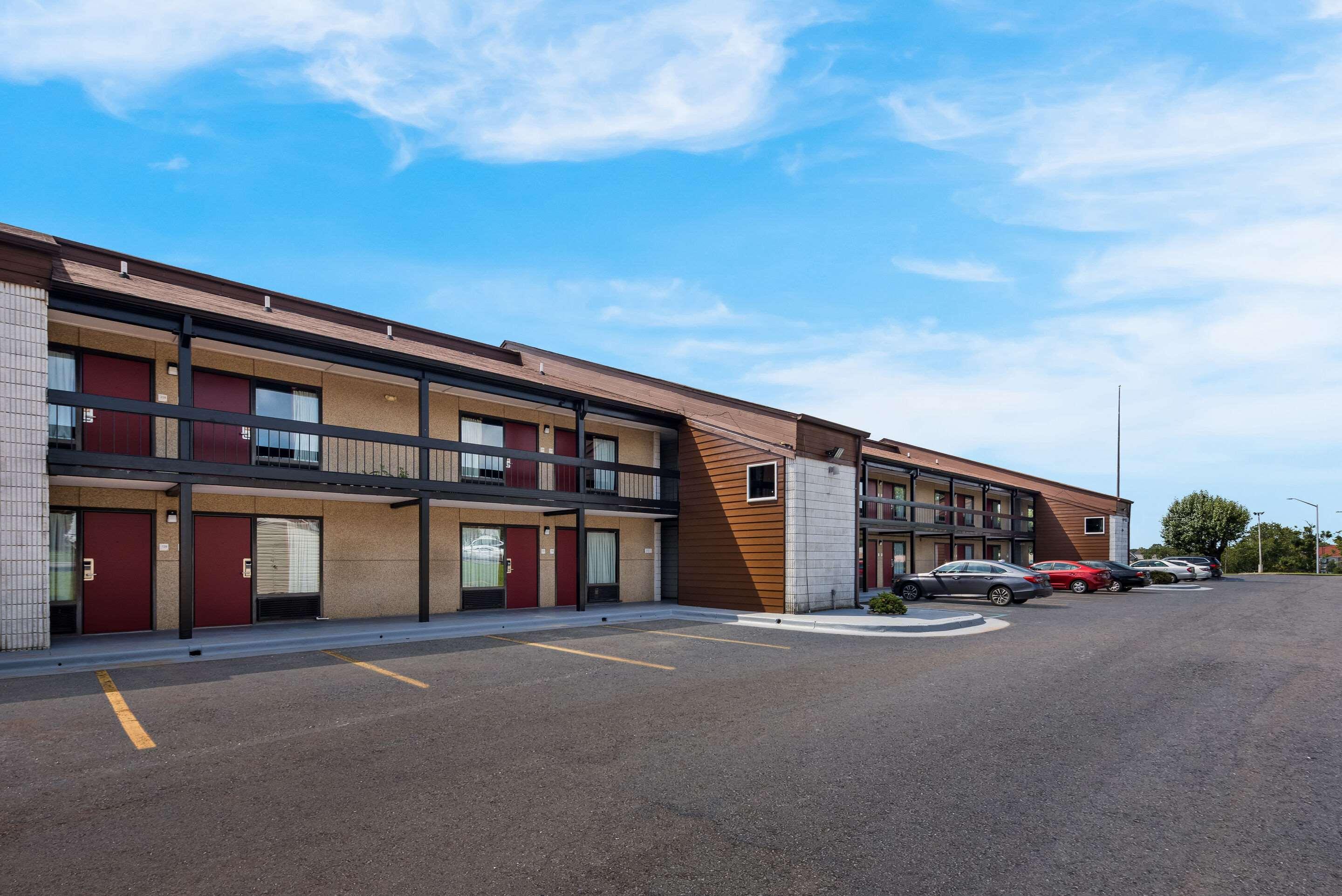 Econo Lodge Madison Airport - photo 40
