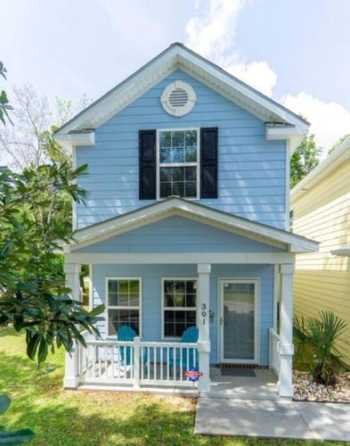 2 Bedroom Coastal Cottage 1 block to the beach — 4-Star Luxury Hotel in Myrtle Beach, United States