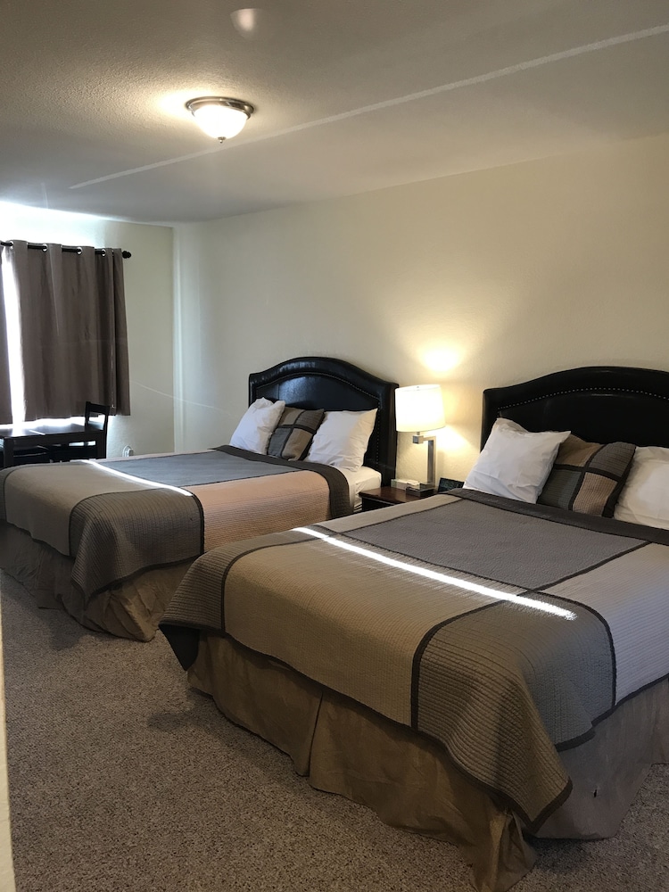 Townhouse Inn & Suites - photo 3