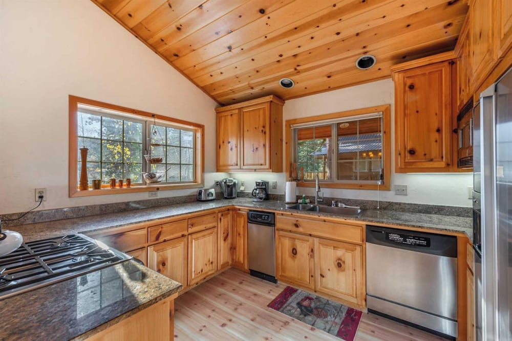 Wolf's Lair by Avantstay Swiss Chalet w Private Hot Tub & Access to Northstar Resort Community - photo 7