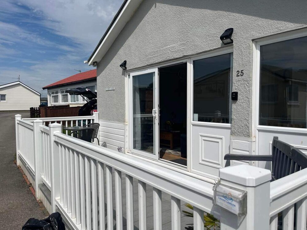 Seasideescape 2br sleeps4 parking petsok fireplace
