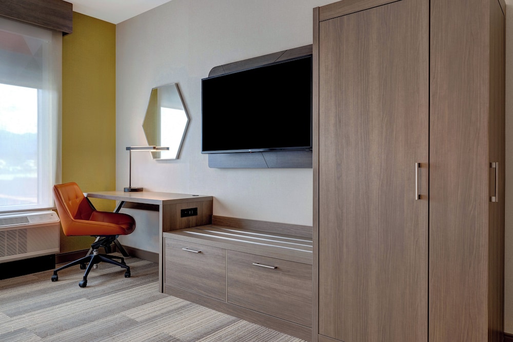 Holiday Inn Express and Suites Glendale Downtown - photo 18