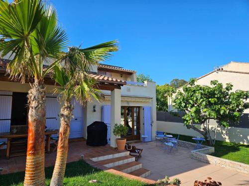 Au Pied du Massif Des Costes in Pelissanne, France