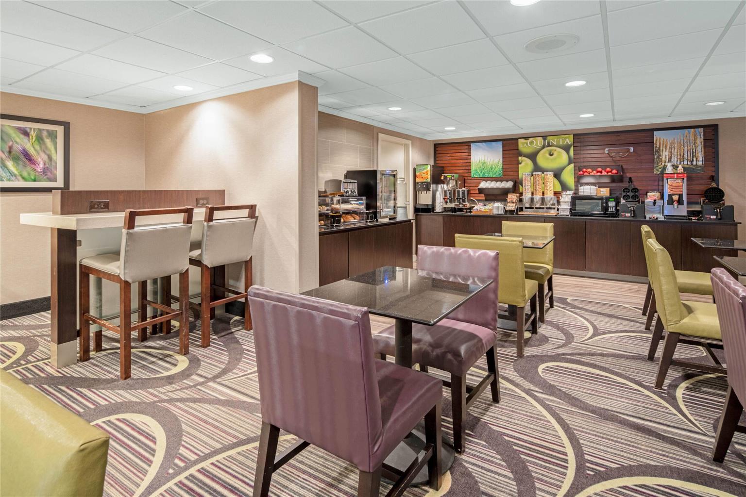 La Quinta Inn & Suites by Wyndham Baton Rouge Siegen Lane - photo 52