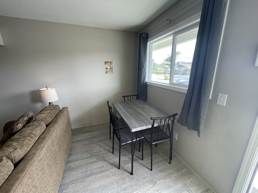 The Coastal Inn and Suites - photo 10