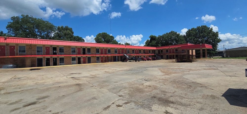 C Towninn And Suites in Cleveland, United States