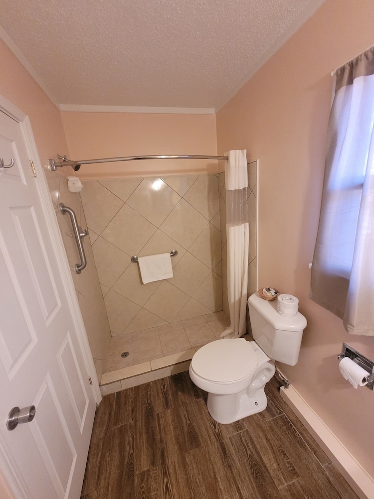 Economy Inn Sylva - photo 29