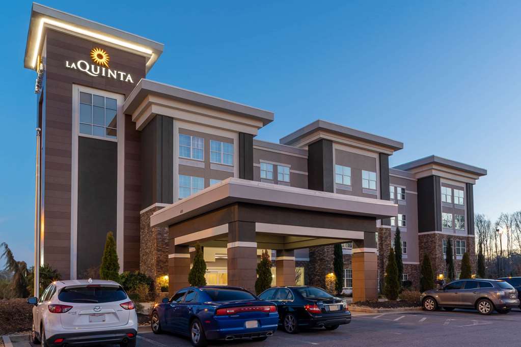 La Quinta Inn & Suites by Wyndham Forsyth - photo 4