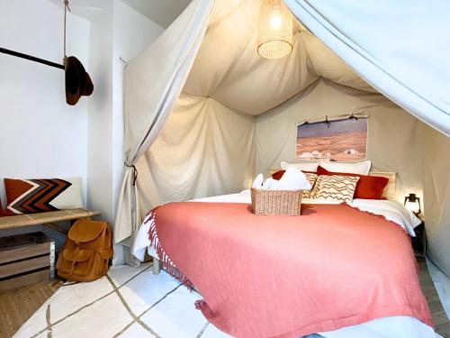 L'expedition by Best Keys Experience Unique Deco Immersive Lit Queen Size & Canape Convertible Centre Ville Smart TV Machine a Cafe Nespresso Netflix & Wifi Illimite Check In Autonome Parking Gratuit — hotel in Villeneuve-Sur-Yonne