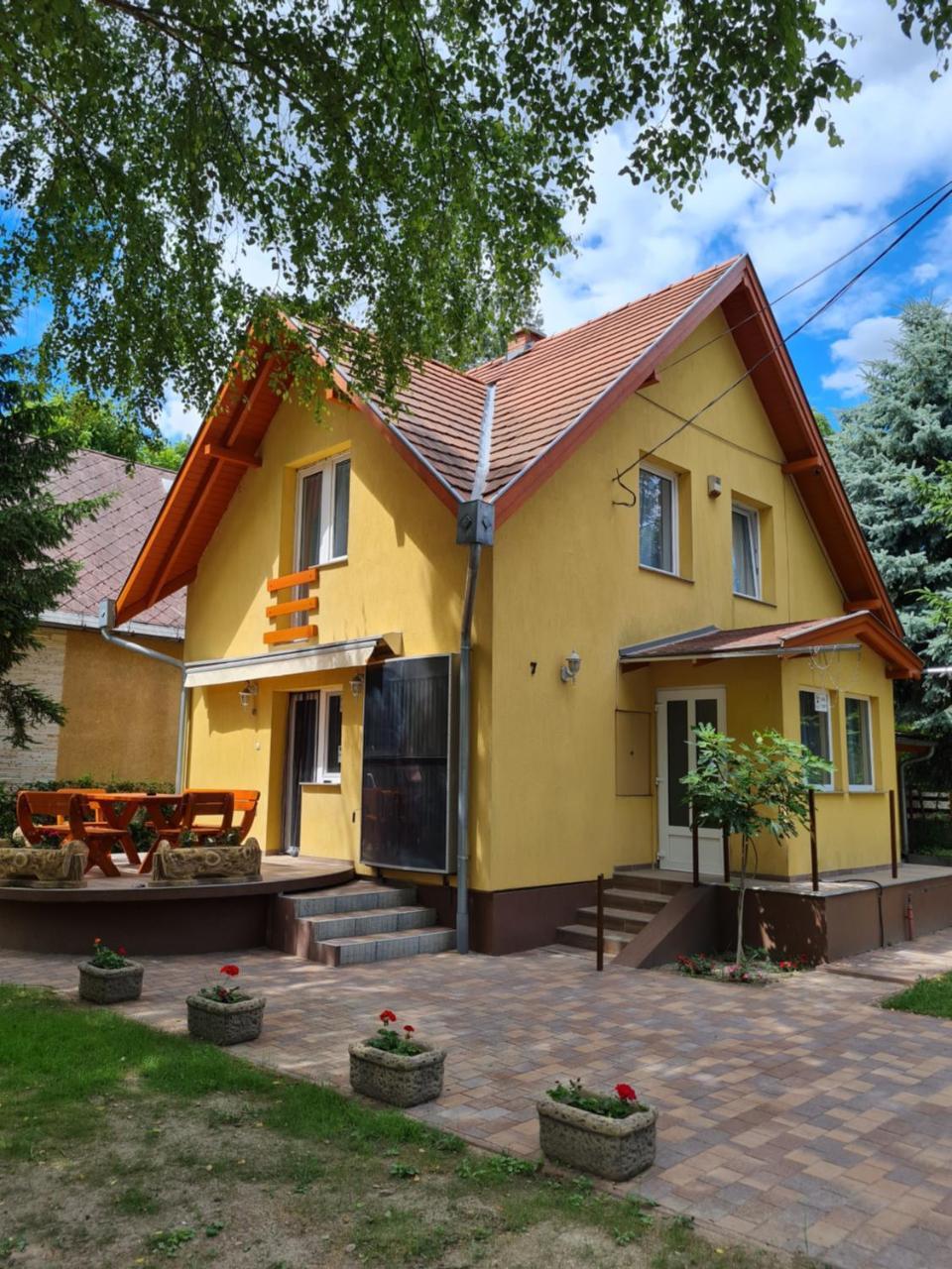 Krisztina Apartman 1 Szigethalom — 4-Star Luxury Hotel in Szigethalom, Hungary