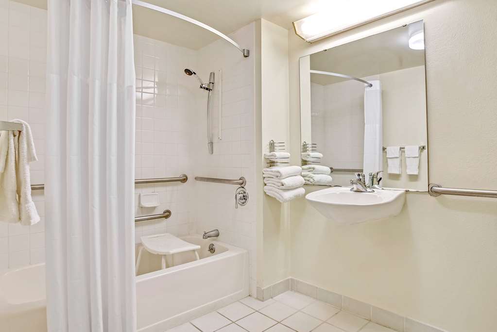 Days Inn by Wyndham Bradenton Near the Gulf - photo 10