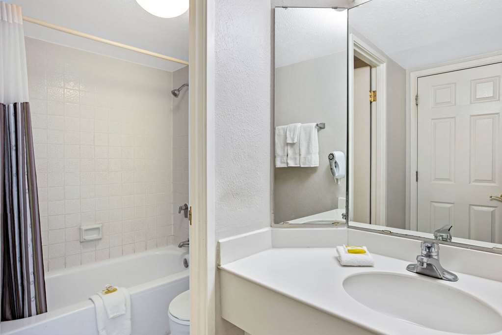 La Quinta Inn by Wyndham El Paso East Lomaland - photo 20