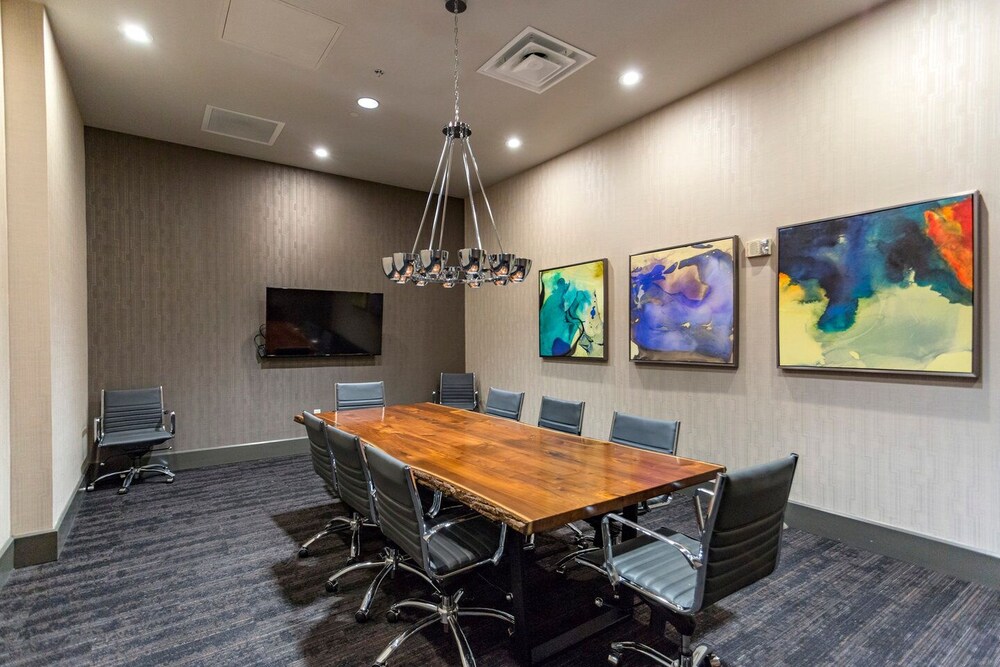 Skyline Suite with Penthouse & Rooftop Deck 6BR by Maddox Hotel - photo 8