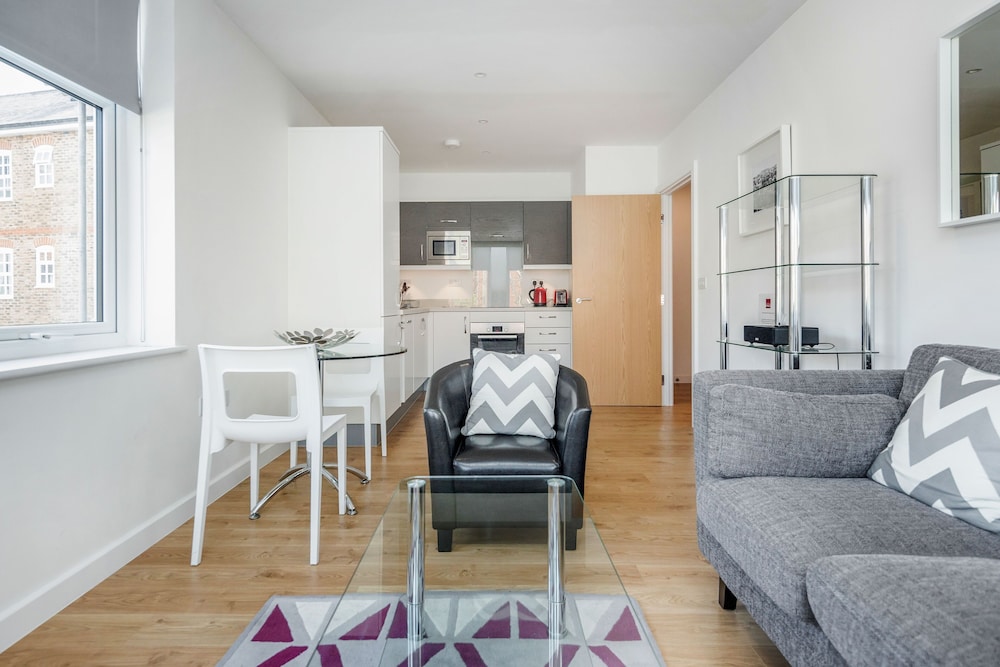 Roomspace Apartments Swan House — 4-Star Luxury Hotel in Leatherhead, United Kingdom