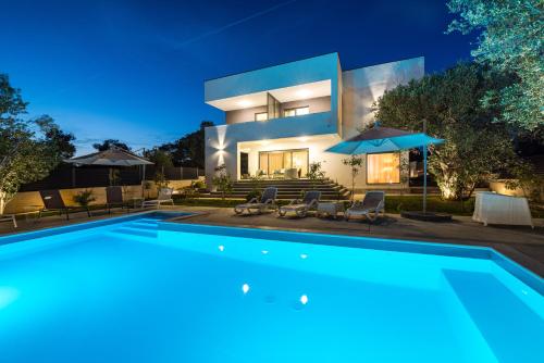Apartment Vista Mare 2 with heated pool — 4-Star Luxury Hotel in Sveti Filip I Jakov, Croatia