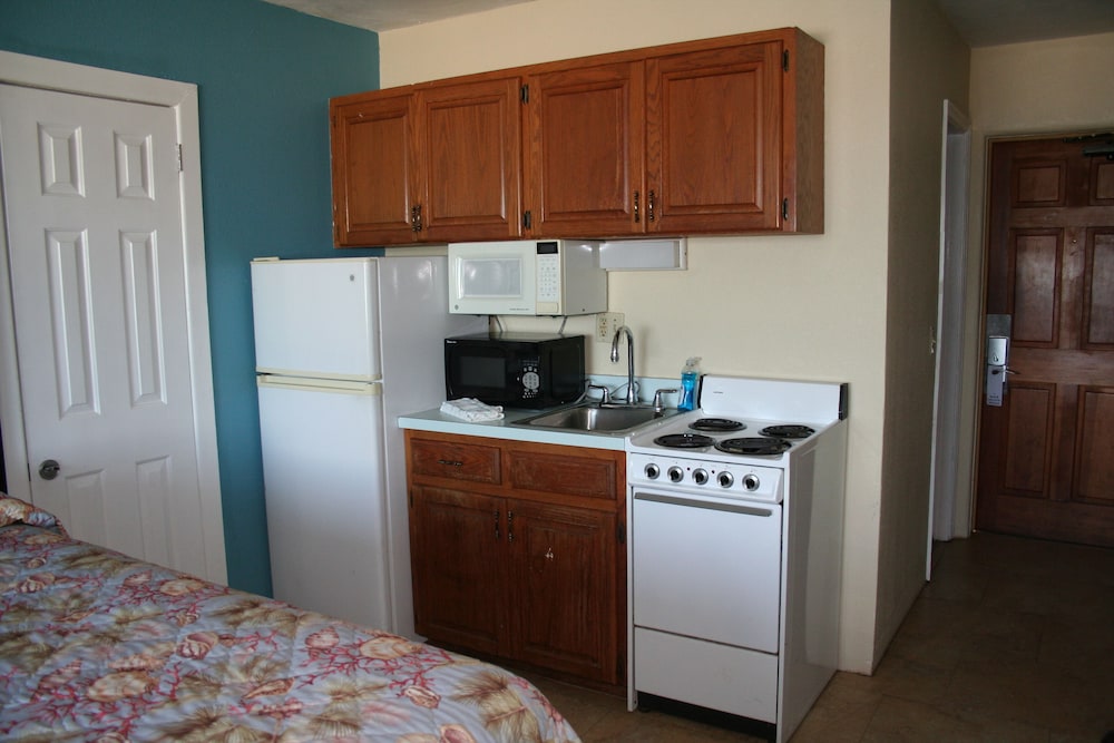 Driftwood Beach Motel - photo 5