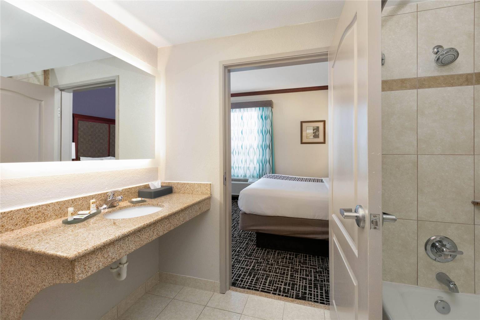 La Quinta Inn & Suites by Wyndham Lindale - photo 18