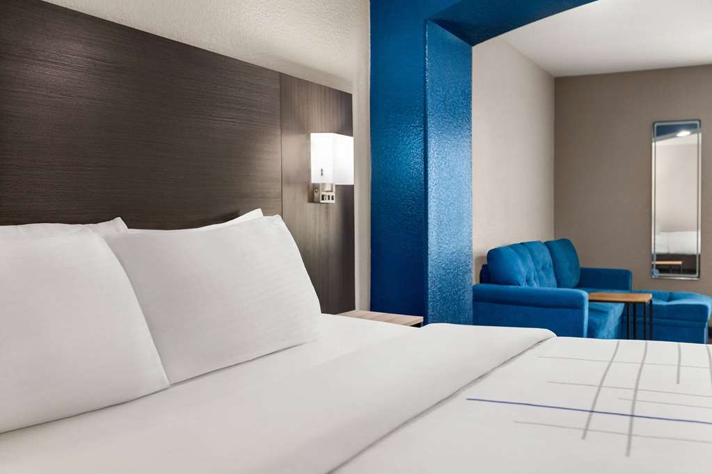 La Quinta Inn & Suites by Wyndham San Antonio N Stone Oak - photo 17
