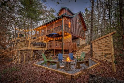 Golden Eagle GA Cabin Hot Tub Firepit & Fast WiFi — 4-Star Luxury Hotel in Blue Ridge, United States