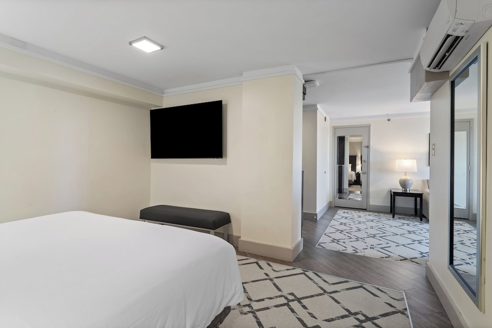 Crowne Plaza Executive Center Baton Rouge by IHG - photo 44