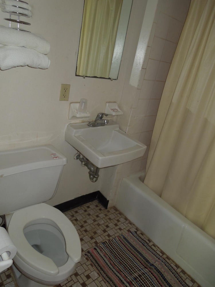 Lee's Motel - photo 21