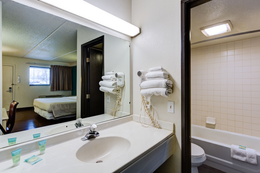 SkyLight Inn Cleveland Willoughby - photo 23