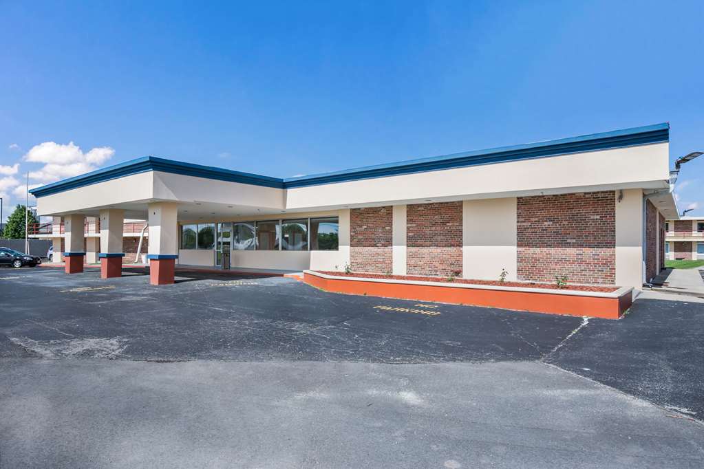 Econo Lodge Neenah - photo 2