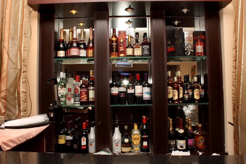 Reston Hotels - last minute hotel in Lagos