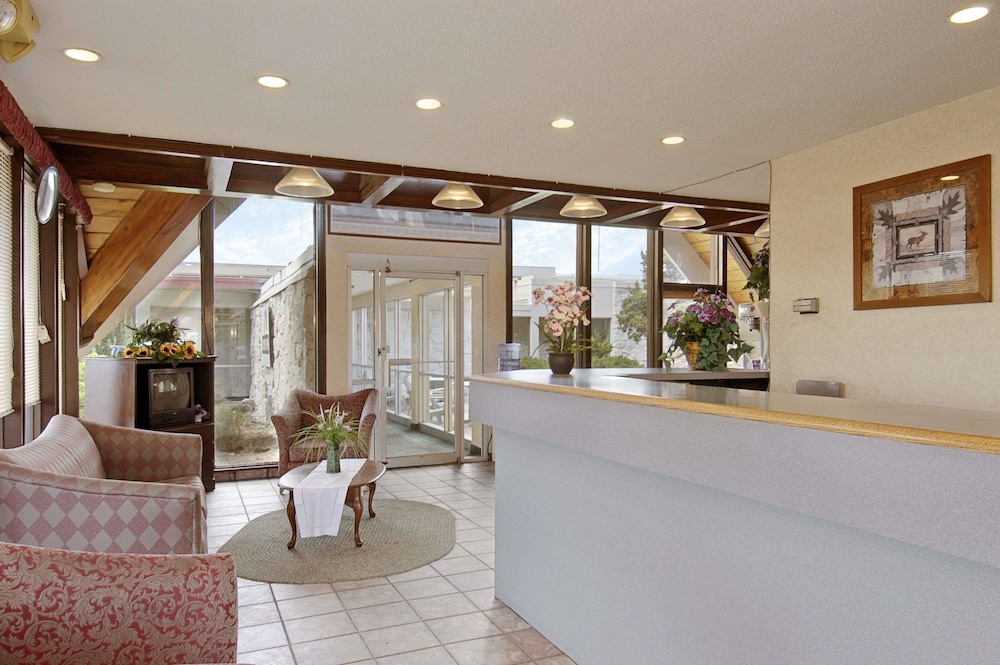 Days Inn by Wyndham Colorado Springs Garden of the Gods - photo 2