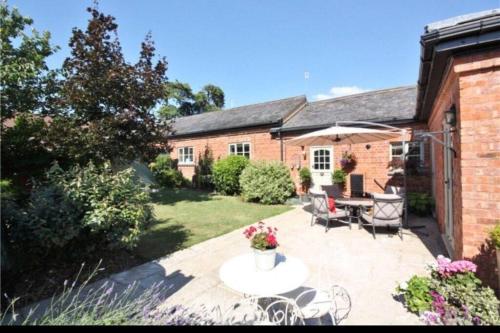 Stunning Barn private hot tub Malvern & Worcester Sleeps 6 in Worcester, United Kingdom